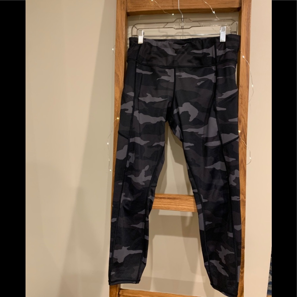 Athleta Contender 7/8 tight, camo, size M